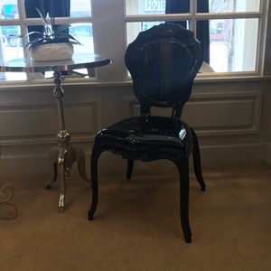 Shiny black chair